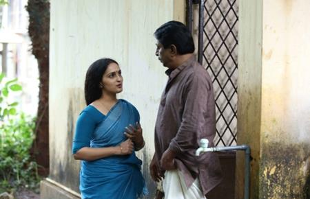 Nagaravaridhi Naduvil Njan Malayalam Movie - Sreenivasan and Sangeetha 3