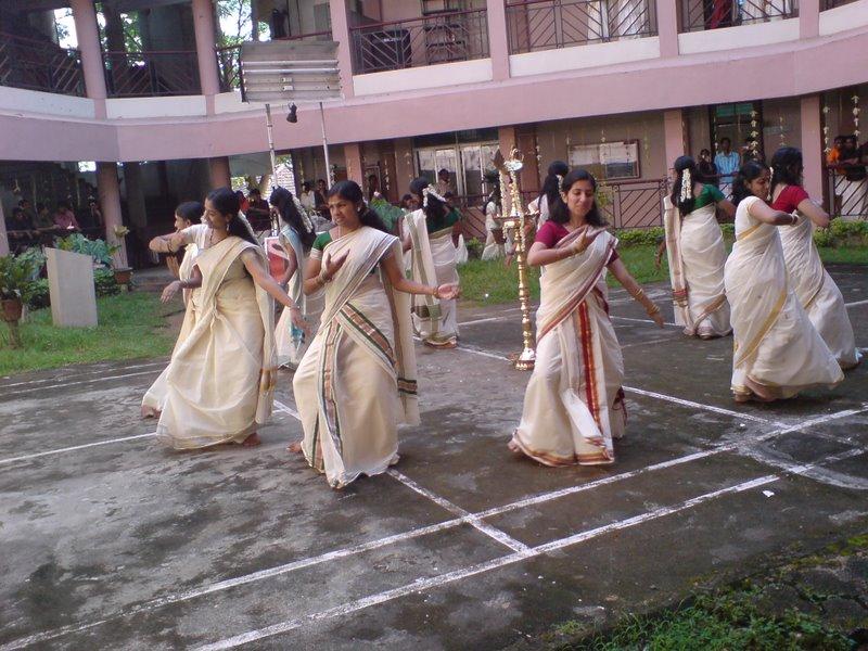 Kaikottikali - Thiruvathira Dance in Kerala