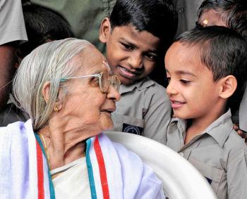 Manakulam Mallika Thampuraty - recalling her prize from Gandhiji
